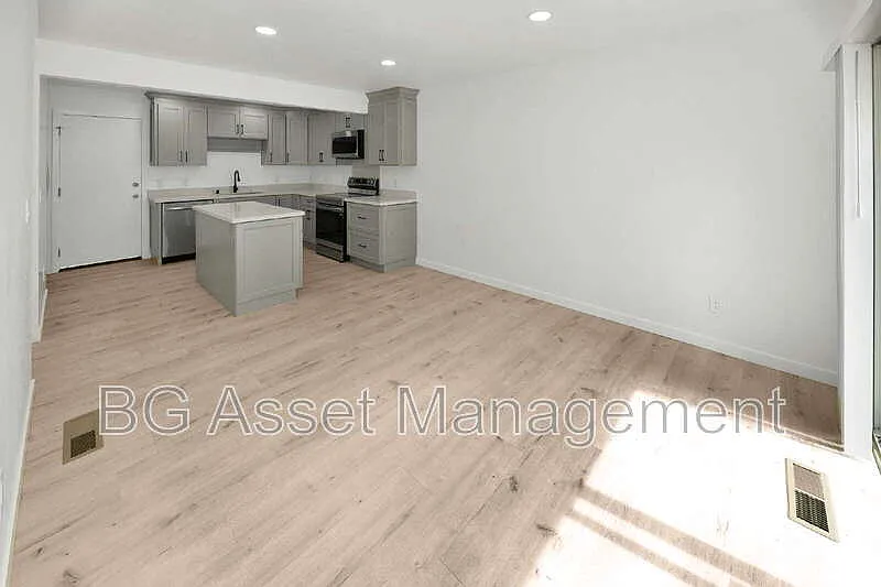 3 bed, 2.5 bath, 1527 sqft, $3,250 — Photo 4