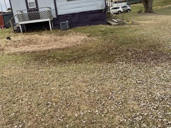 110 Walnut Ln, Belpre, OH 45714