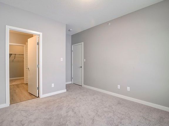 3rd image of 754 43a Ave NW