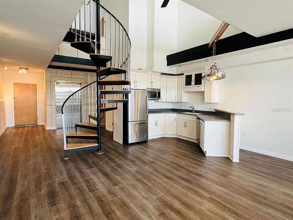 2 bed, 1.5 bath, 1600 sqft, $1,600 — Photo 3