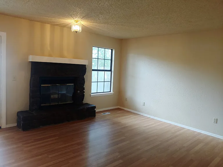 724 E Old North Rd N — Photo 8
