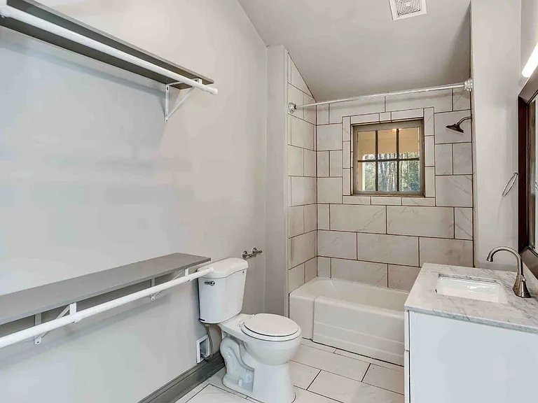 136 W 5th St — Photo 2