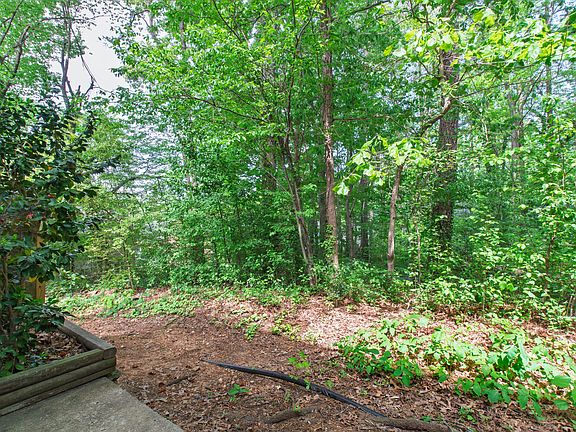 4th image of 1240 Jamestown Ct
