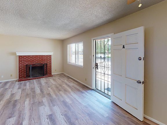 Entry, Living, Fireplace