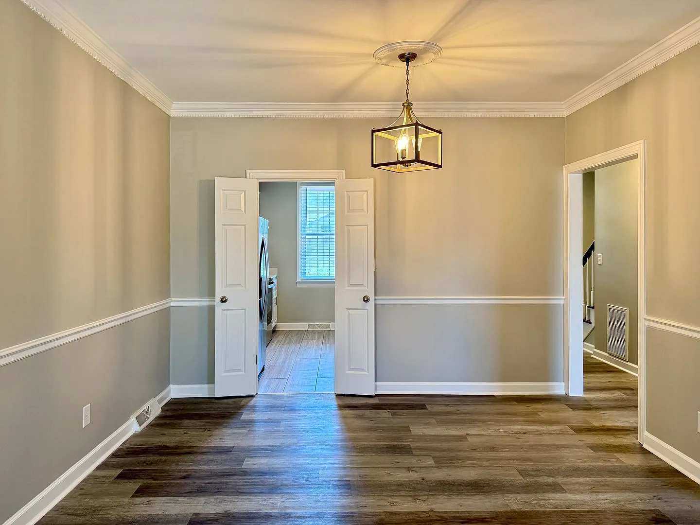 Shows Property — Photo 4