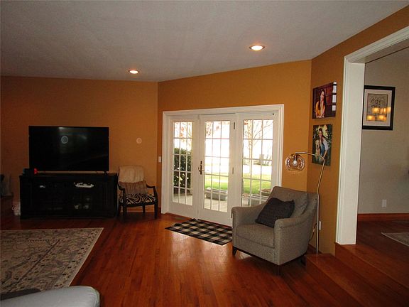 4th image of 1905 Grandview Dr E