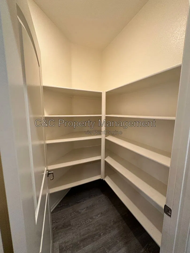 4 bed, 3.0 bath, 2442 sqft, $3,000 — Photo 4