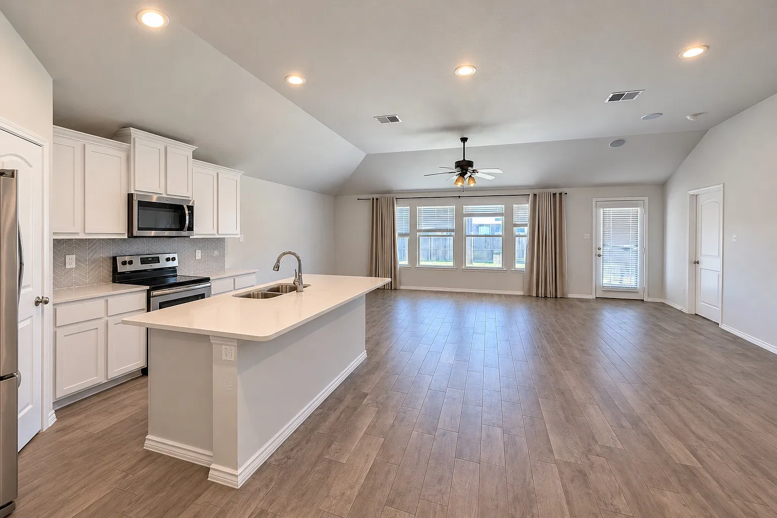 4 bed, 1911 sqft, $2,650 — Photo 2