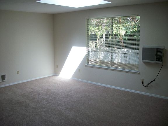4th image of 363 NW Oakmont Way