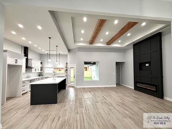 2nd image of 525 Oriole Dr