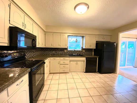 2nd image of 529 NW Chateau Dr