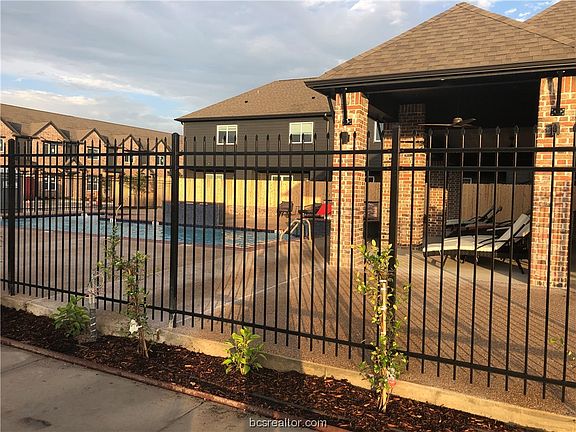 5th image of 1451 Associates Ave #612