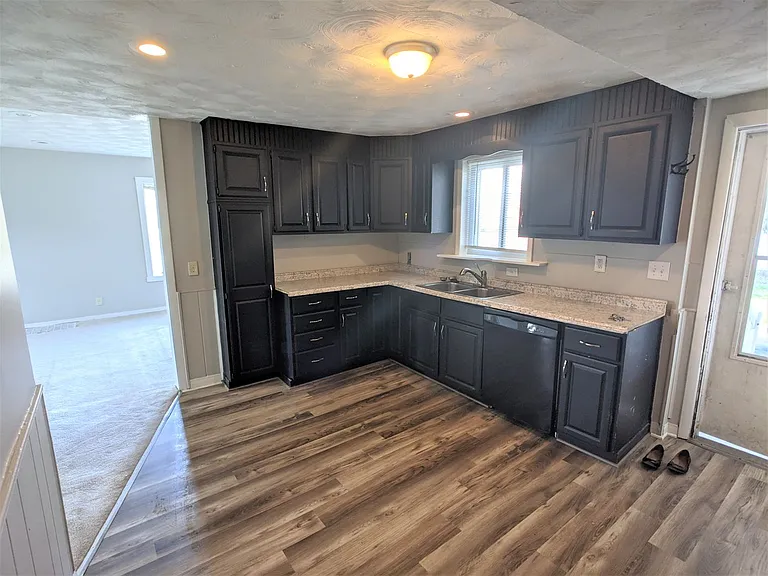 517 E Troy Ave — Photo 8