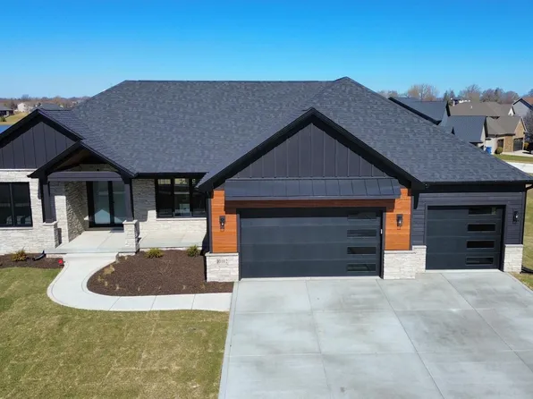 10102 Lakeview Dr, Saint John, IN 46373