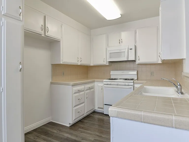 1799 N Hollywood Way — Photo 54