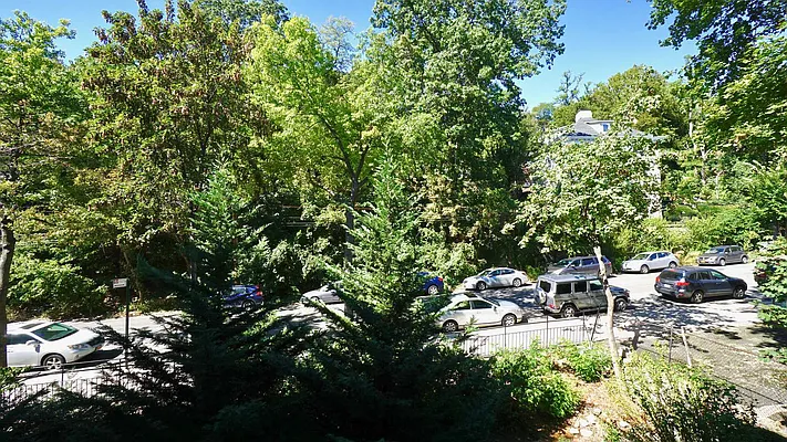 Sold by Bizzarro Agency | media 9