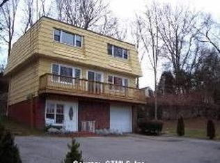22 Robins Sq E, Norwalk, CT 06854