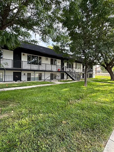 895 E Arrowhead Ln Photo 1
