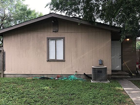 Back yard facing back of hou