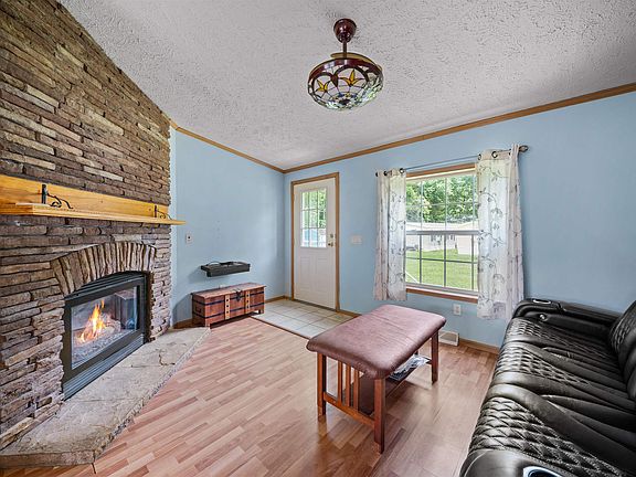 4th image of 417 Middle Road Unit A