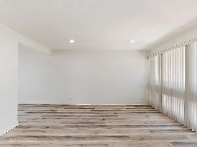 445 E Bradshaw Ln — Photo 2