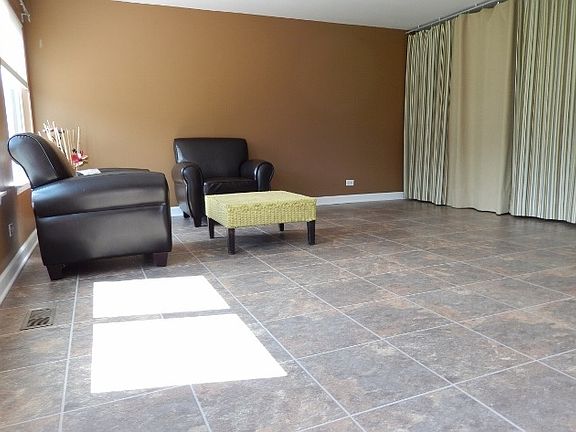 3rd image of 431 Rosewood Xing