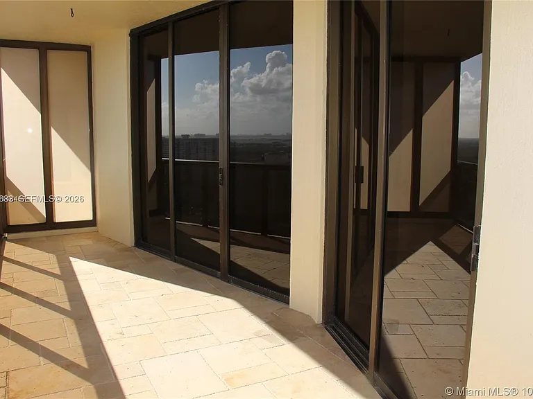 16275 Collins Ave — Photo 23