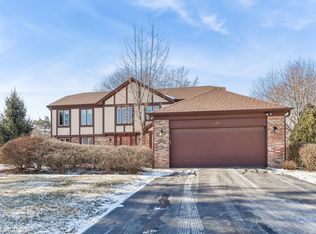 180 Tall Trees Dr, Barrington, IL 60010