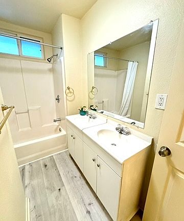 3rd image of 915 W 7th St #1/2