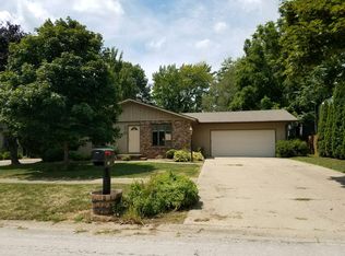 805 Center St, Mahomet, IL 61853