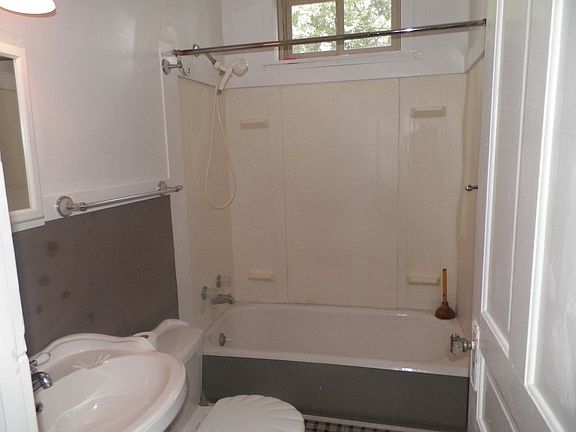 4th image of 13 Knecht Dr