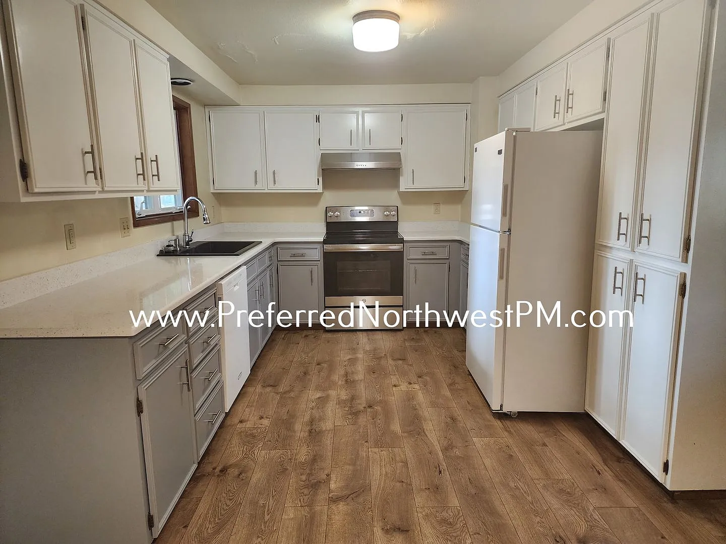 Beautiful 3 Bedroom Home off Garden Way — Photo 4