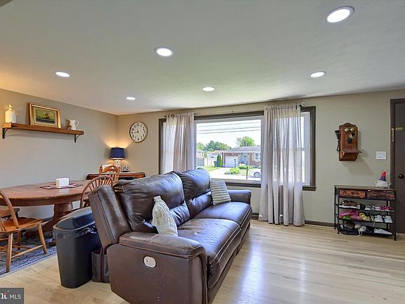 5th image of 2740 Clearbrook Blvd