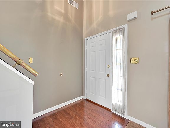 5th image of 20 Burr Oak Dr