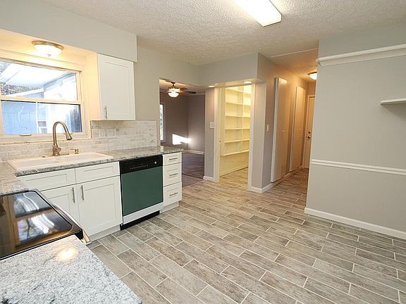 4th image of 902 Crescent Dr