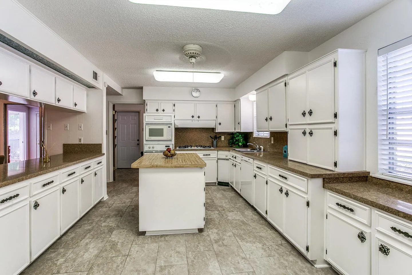 Bright and Cozy Arlington Home with a beautiful backyard — Photo 4