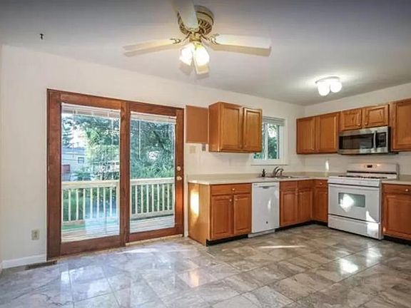 3rd image of 12433 Glengate Dr