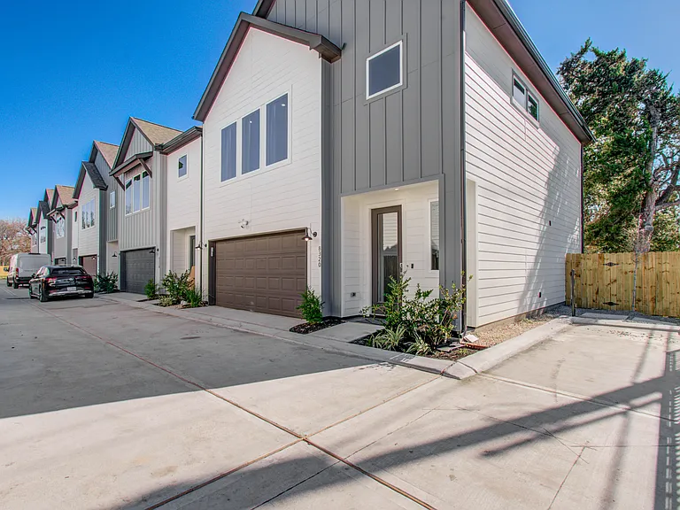 8320 Curry Rd — Photo 23