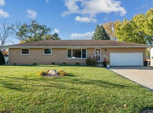 903 2nd St SW, Dyersville, IA 52040