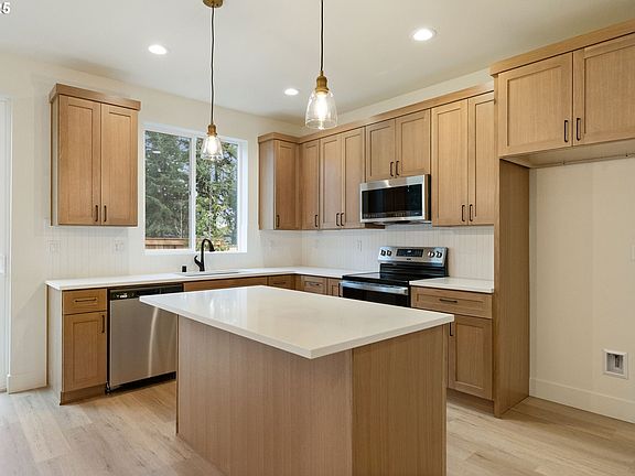5th image of 410 NE 117th Ave