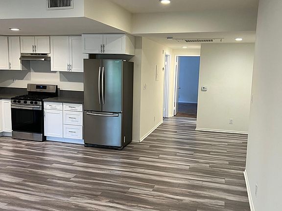5th image of 857 S Plymouth Blvd #203