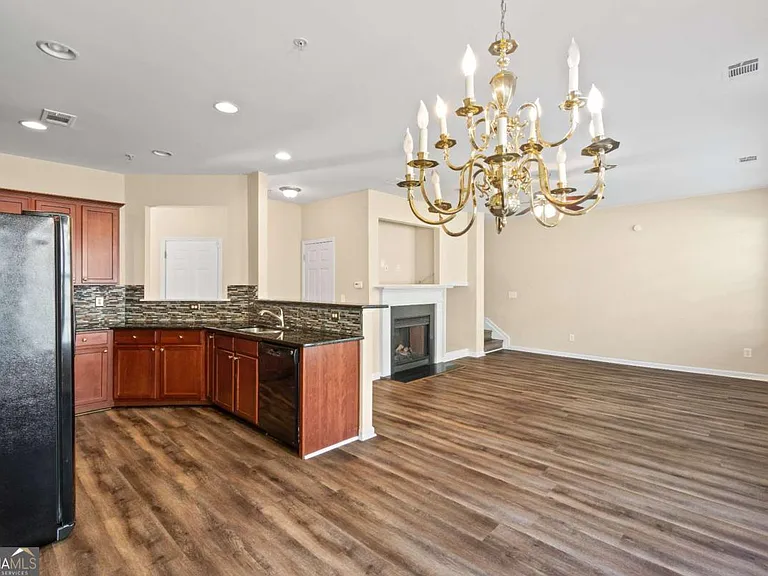 3323 Castleberry Village Cir — Photo 8