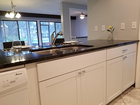 Equiped Kitchen with granite countertops