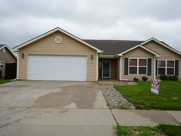 2813 Brookville Dr, Manhattan, KS 66502