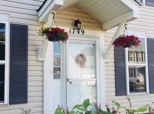 1749 Shari Ln, Aurora, IL 60504