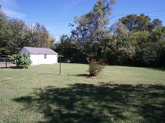 4th image of 413 Douglas Ave