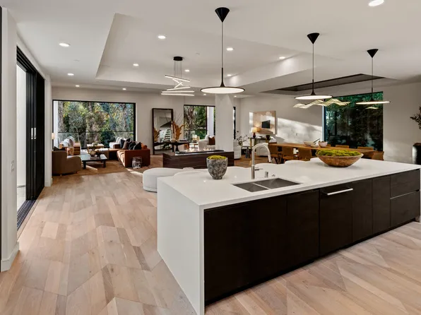 505 Barrington Ave #100, Los Angeles, CA 90049