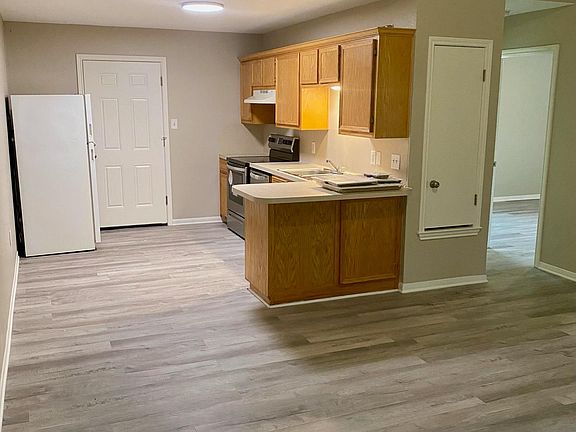 3rd image of 710 Redwood Ln