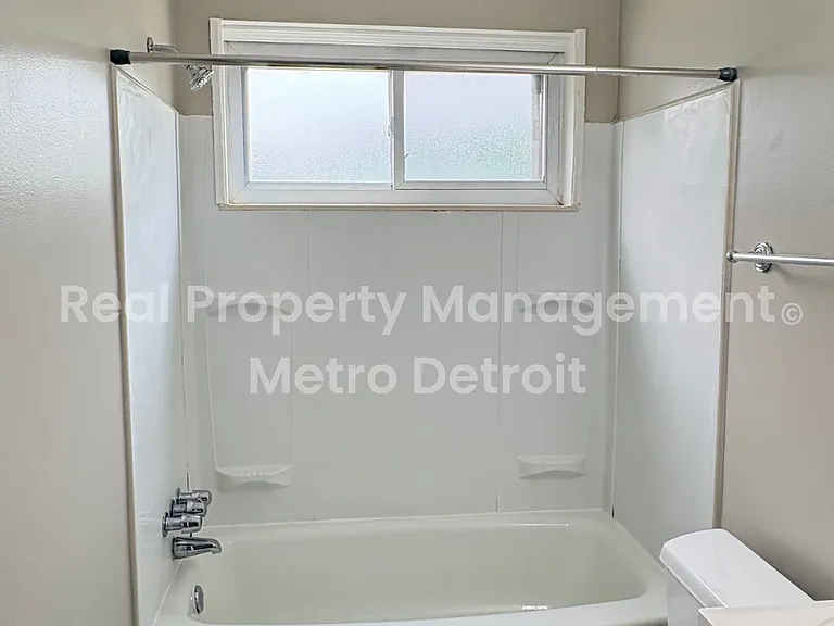 22706 Hillock Ave — Photo 10