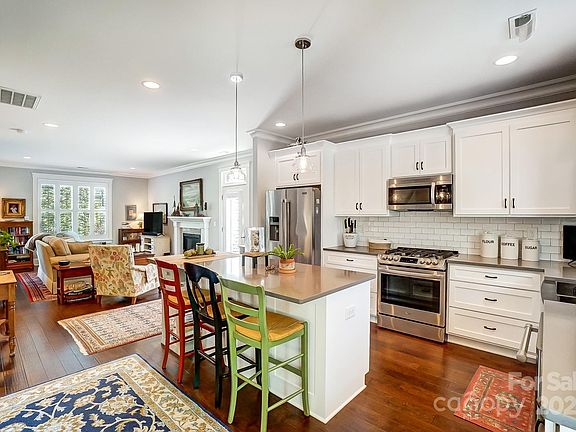 4th image of 828 Belmont Reserve Row